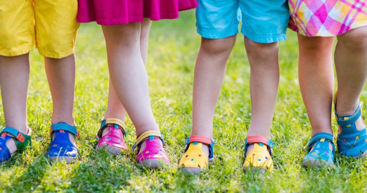 Когда ребенку одевать обувь. Детский ноги. Детские ноги в обуви. Детские летние обувь. Ноги девочек в детском саду.